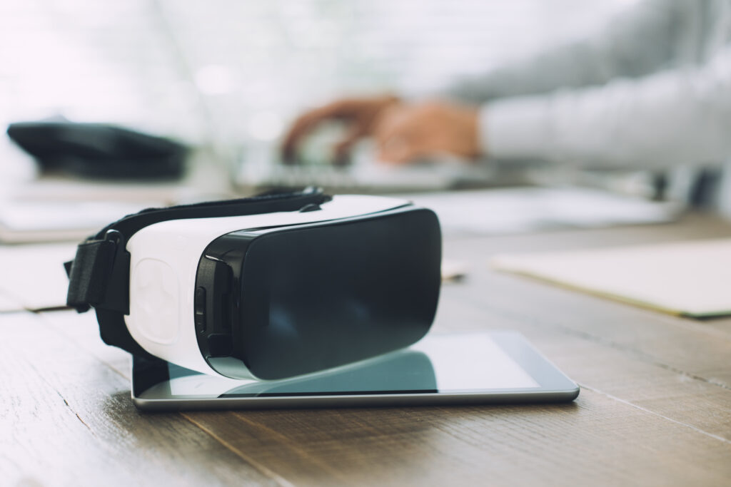 gafas de realidad virtual en un despacho