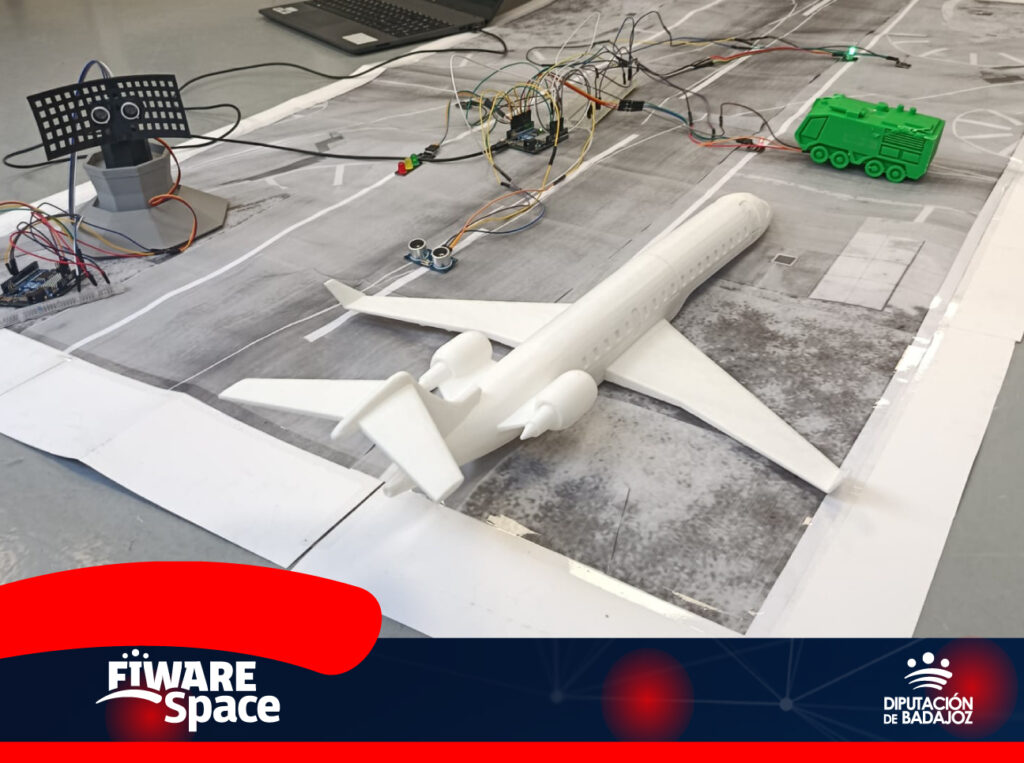 ¿Cómo puede la tecnología prevenir accidentes en los aeropuertos? Los alumnos de Formación Profesional del IES Virgen de Soterraño y CESUR, durante sus prácticas en FIWARE Space, desarrollaron un innovador sistema inteligente de detección de objetos en pista. Mediante Arduino, sensores y una plataforma IoT, recrearon un aeropuerto a escala capaz de identificar riesgos de colisión y generar alertas automáticas. Un proyecto que combina innovación, digitalización y aprendizaje práctico para demostrar el potencial de las tecnologías inteligentes aplicadas a la seguridad aeroportuaria.