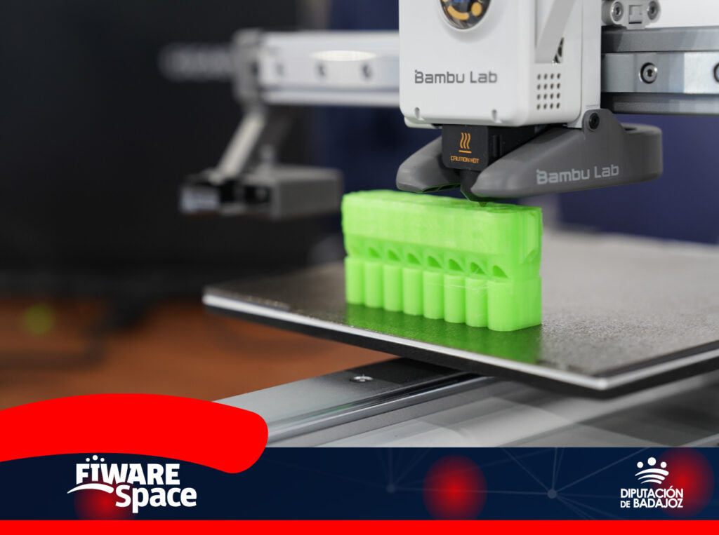 La impresión 3D ha pasado de ser una tecnología exclusiva de la industria a una herramienta accesible para profesionales, makers y usuarios particulares. En este artículo explicamos cómo funciona, los principales tipos de impresoras 3D y por qué esta innovación está cambiando la manera de diseñar, fabricar y crear objetos.